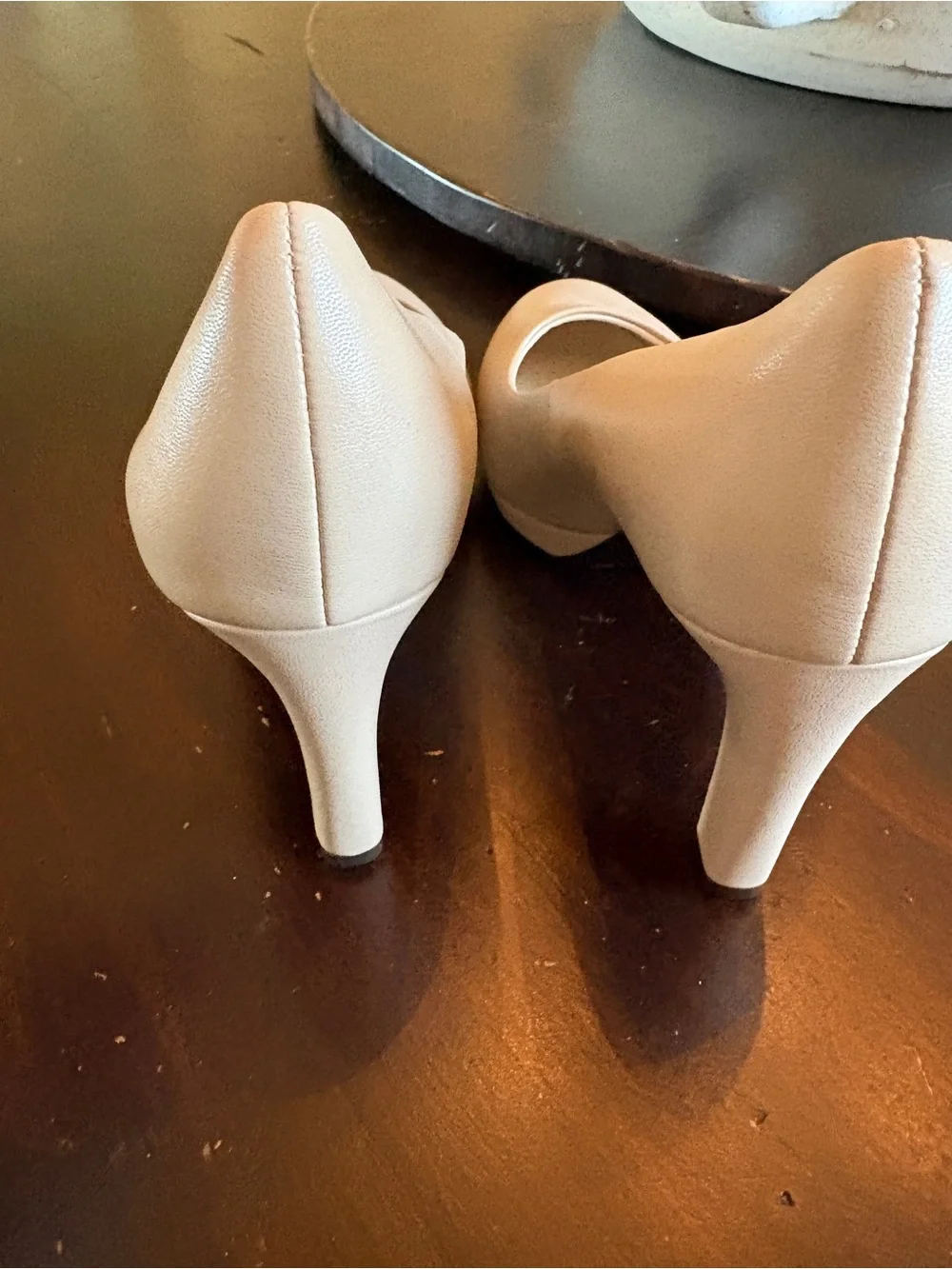 Classic Women’s Round-Toe Mid Heel Pumps in Beige. Life stride.  6.5